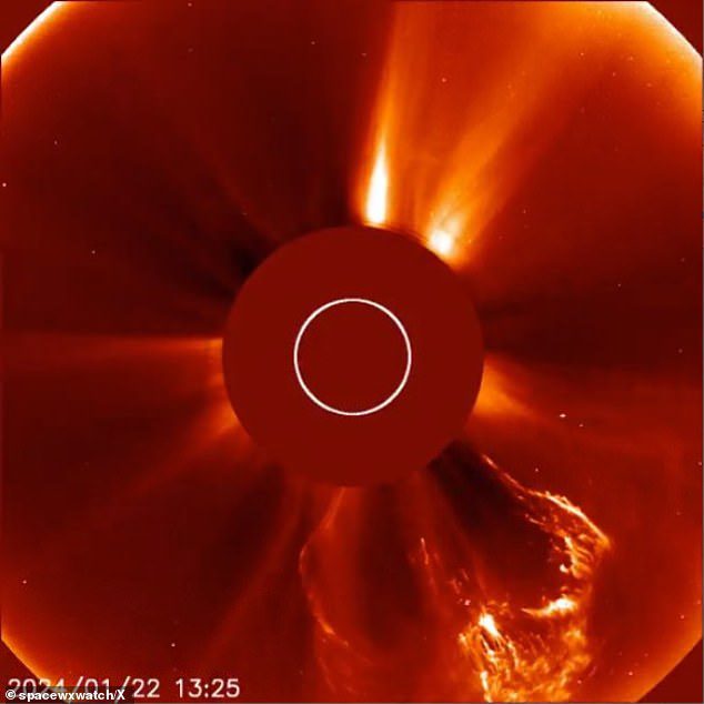 De twee actieve zonnevlekken, 3559 en 3561 (foto flare), vuurden coronale massa-ejecties (CME's) af met slechts één dag ertussen