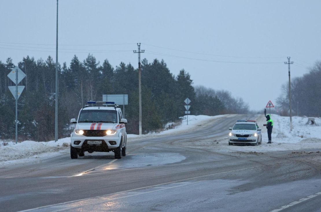 Een voertuig van het Russische Ministerie van Noodsituaties rijdt op een weg nabij de crashlocatie van het Russische militaire transportvliegtuig Ilyushin Il-76 buiten het dorp Yablonovo in de regio Belgorod, Rusland, 24 januari 2024.
