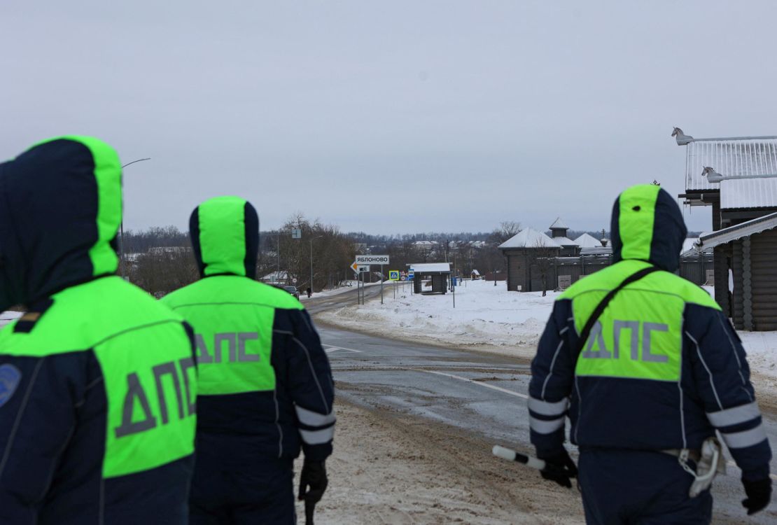 Verkeerspolitieagenten blokkeren een weg nabij de crashlocatie van het Russische militaire transportvliegtuig Ilyushin Il-76 buiten het dorp Yablonovo in de regio Belgorod, Rusland, 24 januari 2024.