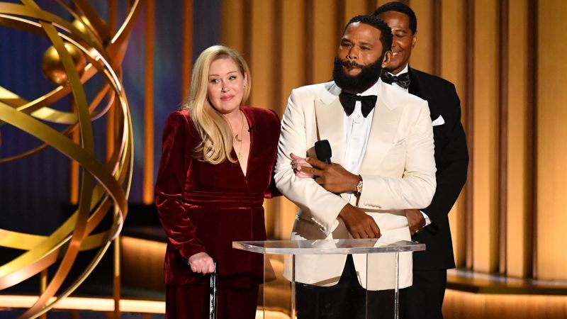 Christina Applegate krijgt een staande ovatie bij de Emmy Awards