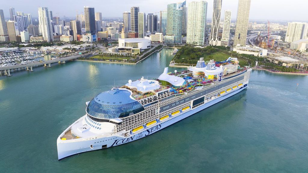 Drijf oh boei!  Prachtige foto's tonen hoe 's werelds grootste cruiseschip Icon of the Seas aankomt in Miami