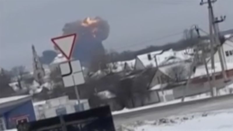 Een Russisch militair vliegtuig met 74 mensen aan boord stortte neer in de regio Belgorod