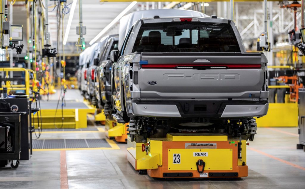Ford verlaagt de productie van de F-150 Lightning om de productie van benzinevoertuigen te stimuleren