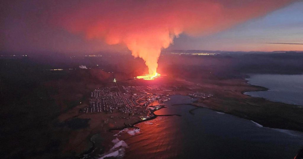 In IJsland barst een vulkaan uit, die lava naar een stad in de buurt van de belangrijkste luchthaven van het land spuwt