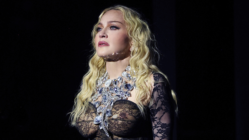 Madonna wordt door fans aangeklaagd omdat ze de start van het concert heeft uitgesteld