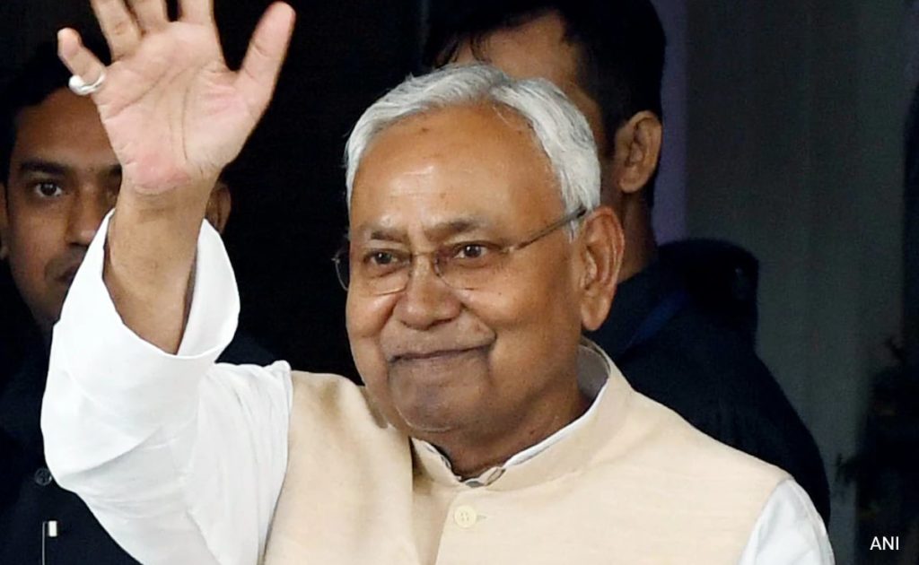 Nitish Kumar treedt af als eerste minister van Bihar om de handen ineen te slaan met de BJP