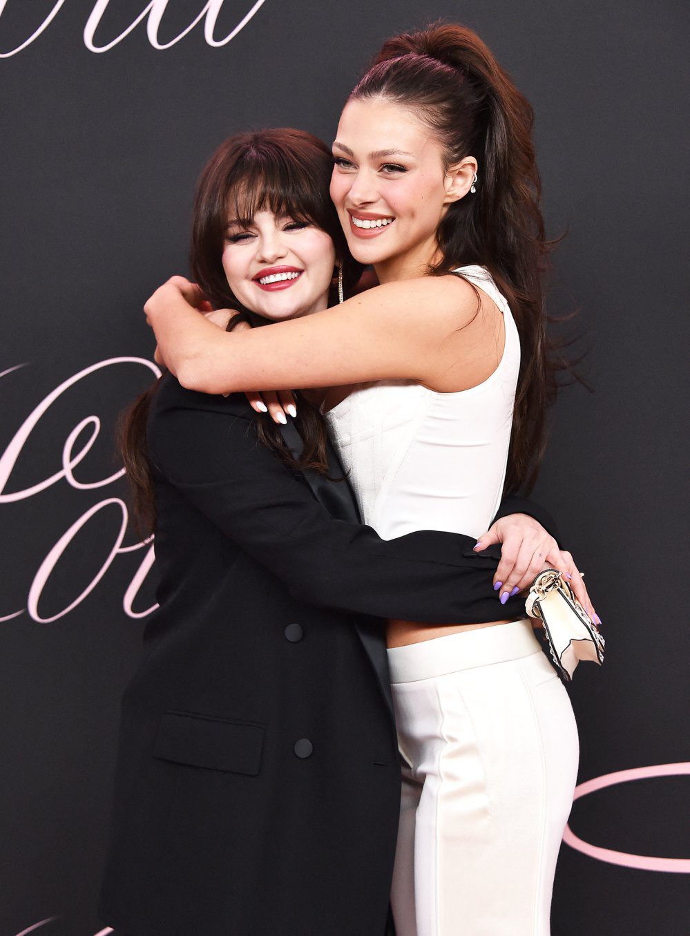 Selena Gomez debuteert met Auburn-hoogtepunten tijdens de Lola Red Carpet-première van vriend Nicola Peltz