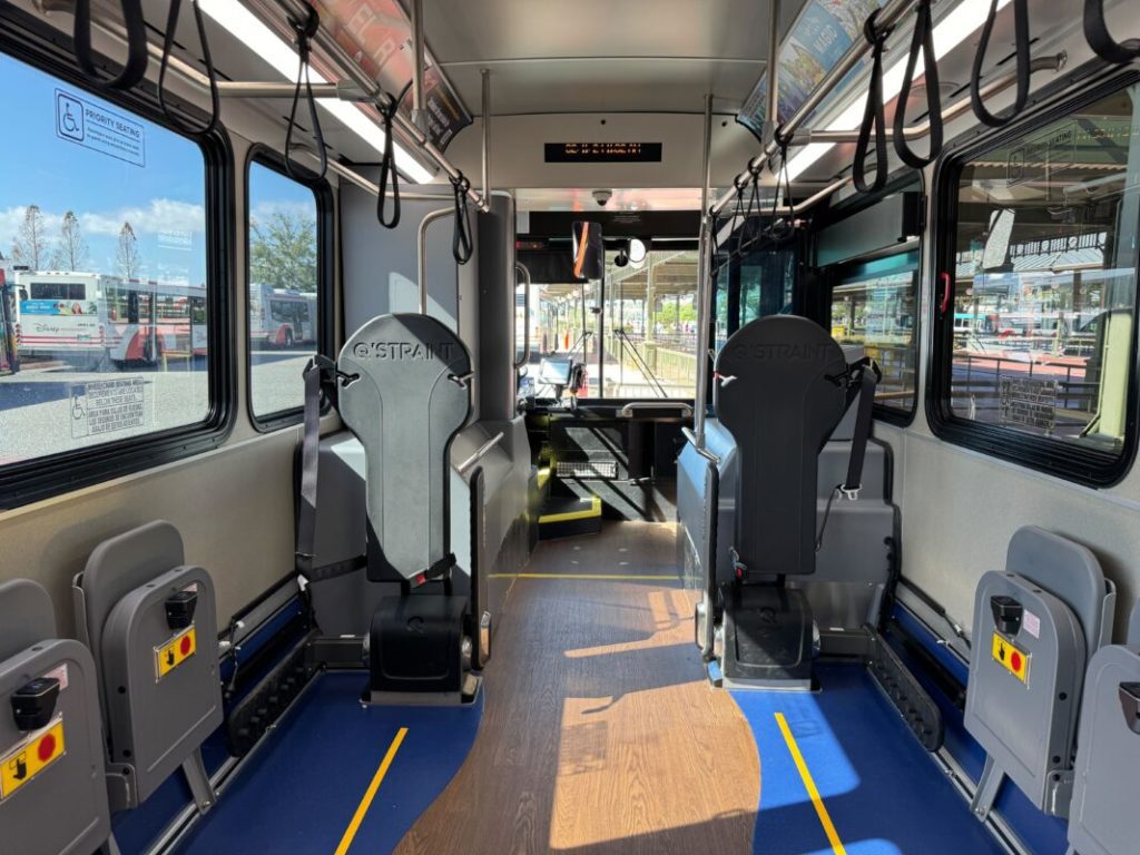 Bijgewerkte Walt Disney World-bussen debuteren met nieuw rolstoel/ECV-systeem