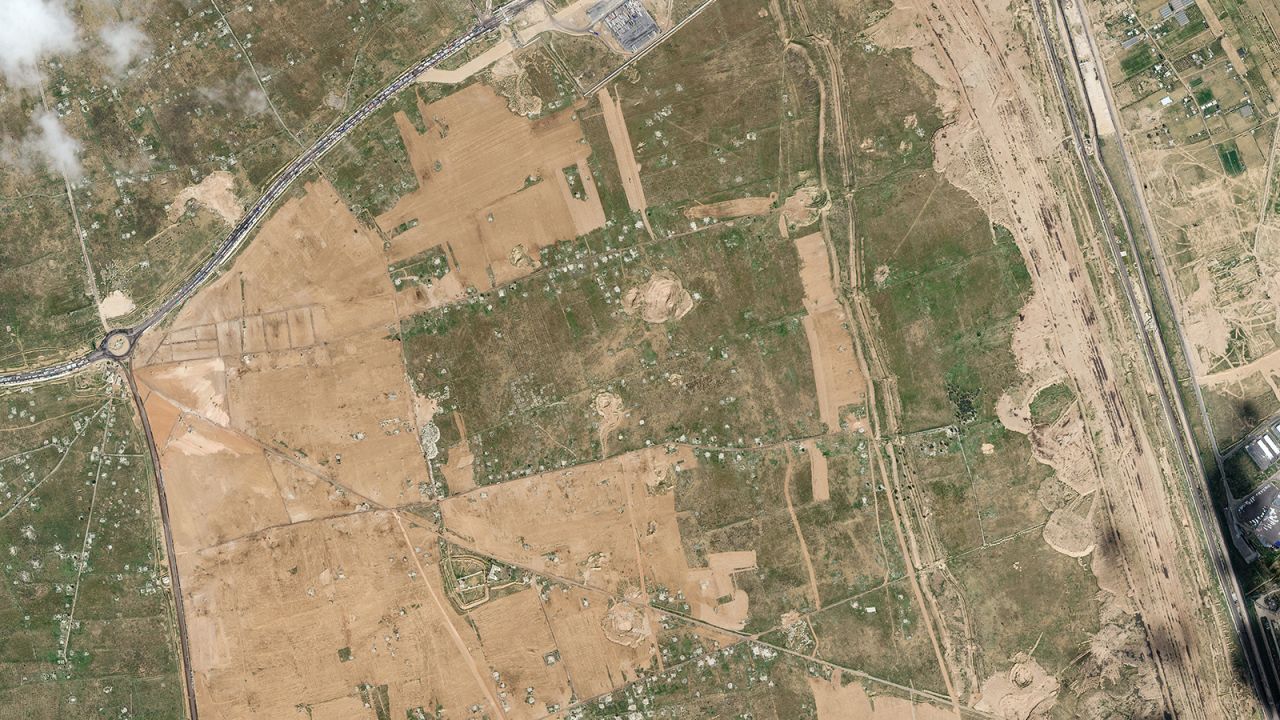 Dit satellietbeeld van Maxar Technologies laat zien dat Egypte een enorme, kilometers brede bufferzone en grensmuur bouwt langs de grens met Gaza.