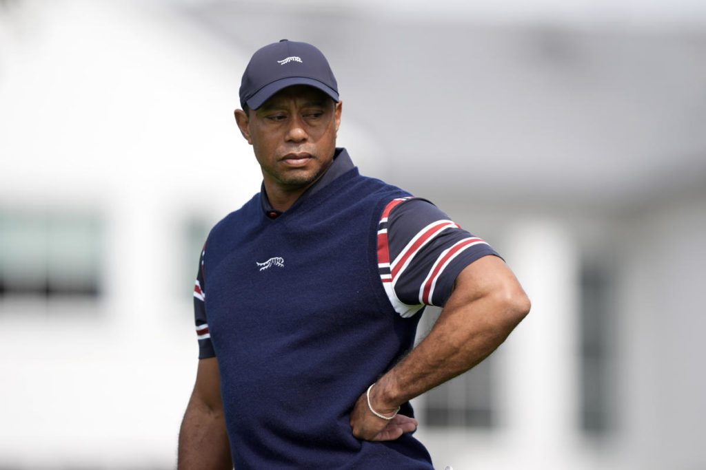 Tiger Woods trekt zich wegens ziekte halverwege de tweede ronde terug uit de Genesis Invitational