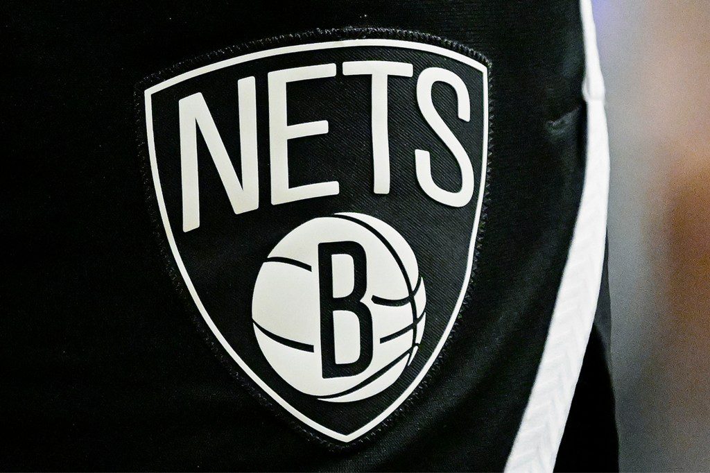 Een weergave van het Brooklyn Nets-logo vóór een wedstrijd in februari 2022.