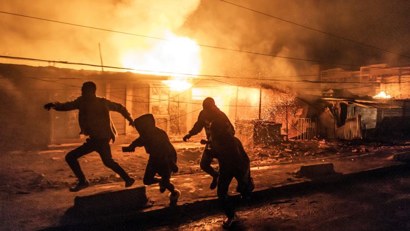 Brand in Nairobi: Bij een enorme gasexplosie en brand kwamen in de Keniaanse hoofdstad minstens drie mensen om en raakten honderden gewond