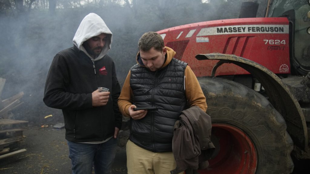 De twee grootste boerenvakbonden in Frankrijk hebben besloten de wegversperringen op te heffen