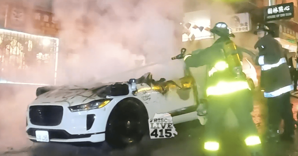 Een Waymo-auto zonder bestuurder werd vernield door een menigte in San Francisco