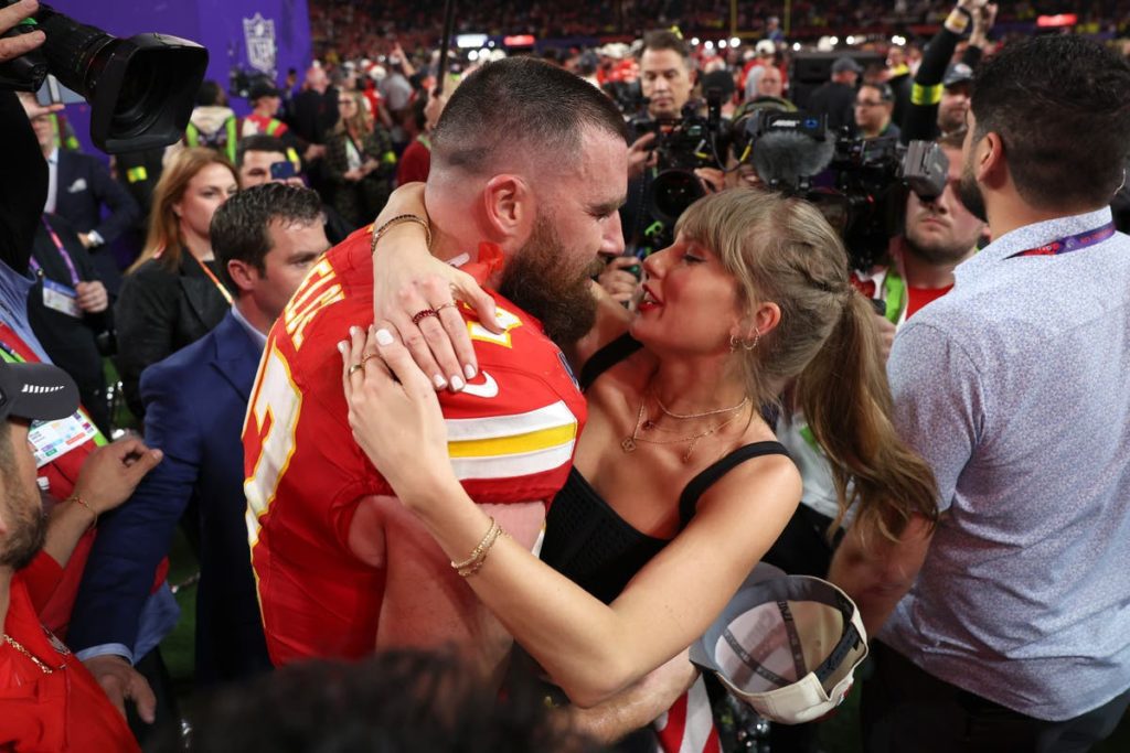 Fans zingen mee met Taylor Swift en Travis Kelce na hun overwinning in de Super Bowl