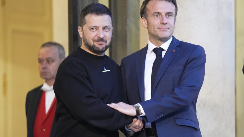 Frankrijk en Oekraïne ondertekenen in Parijs een veiligheidsovereenkomst in aanwezigheid van president Zelenski