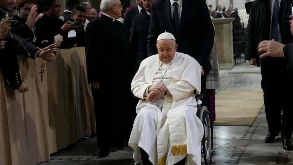 Het Vaticaan zei dat paus Franciscus een bijeenkomst met de diakenen van Rome heeft afgezegd omdat hij een milde griep had