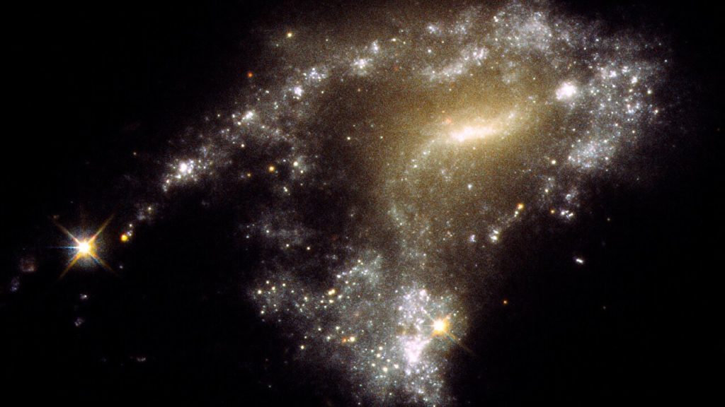 Hubble heeft hemelse sterrenhopen ontdekt, een ‘parelsnoer’ bij botsingen met sterrenstelsels