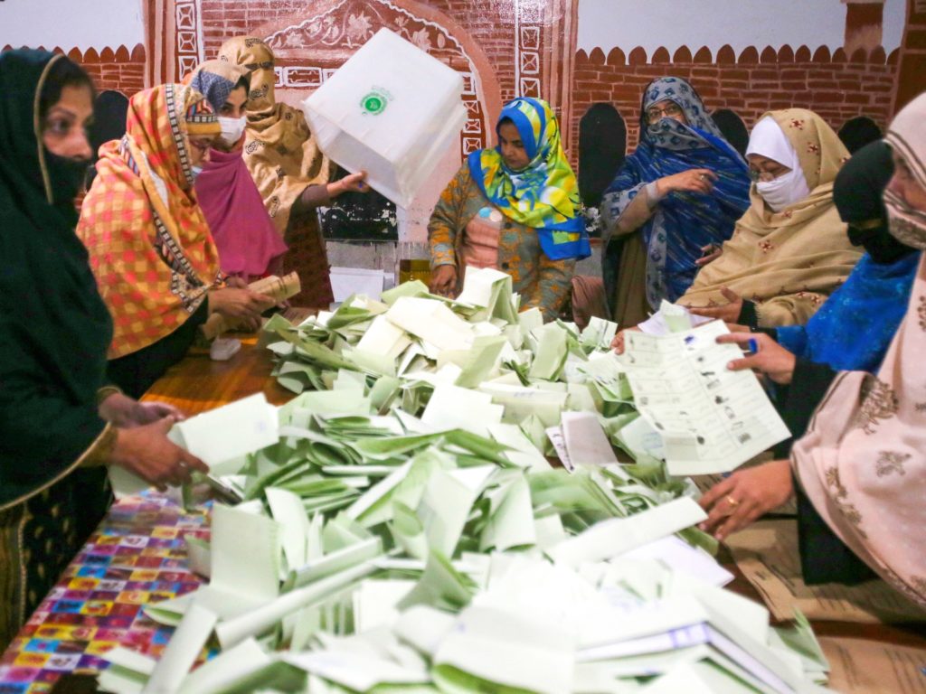 Khan en Sharif verklaren de overwinning bij de Pakistaanse verkiezingen, ondanks dat ze geen duidelijke meerderheid hebben |  Verkiezingsnieuws