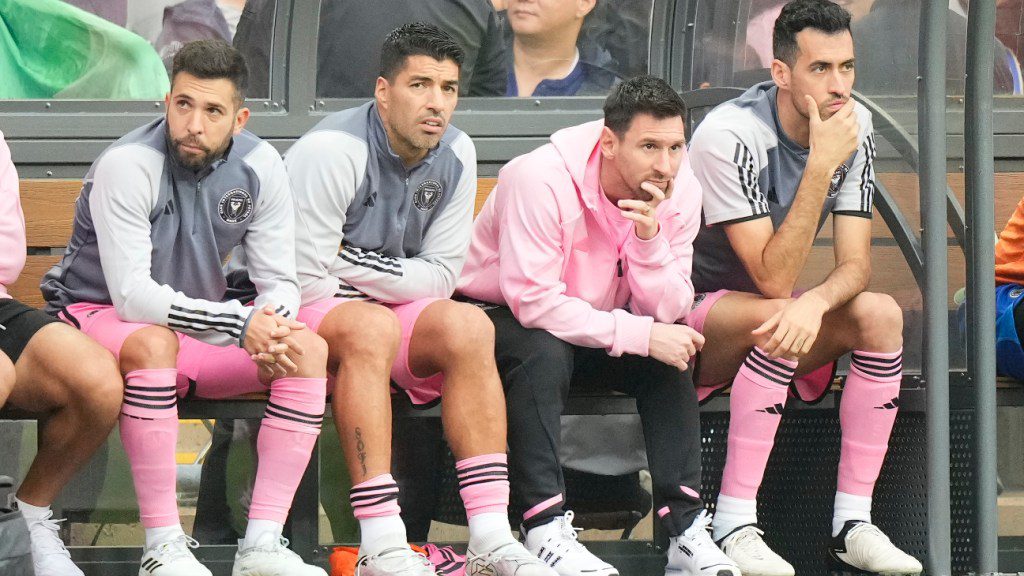 Jordi Alba, Luis Suarez, Lionel Messi en Sergio Busquets op de bank tijdens de wedstrijd van Inter Miami tegen Hong Kong.