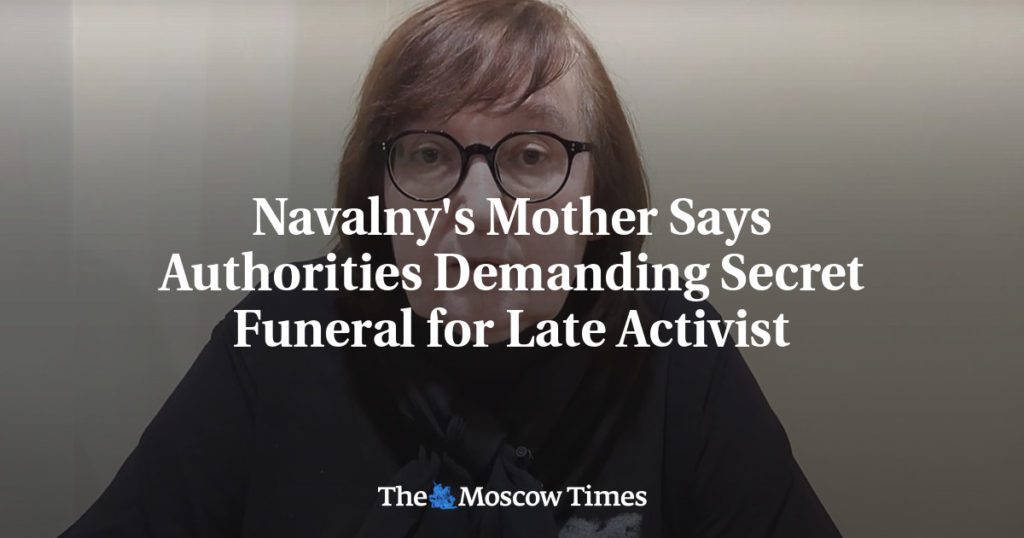 Navalny's moeder zegt dat de autoriteiten een geheime begrafenis eisen voor de overleden activist