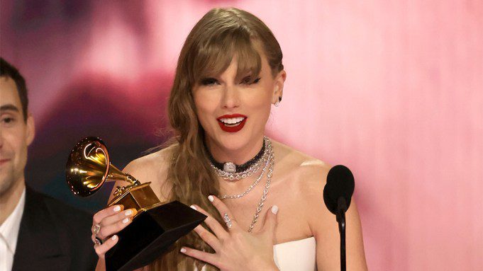 LOS ANGELES, CA - FEBRUARI 04: Taylor Swift accepteerde de prijs voor Album van het Jaar voor 