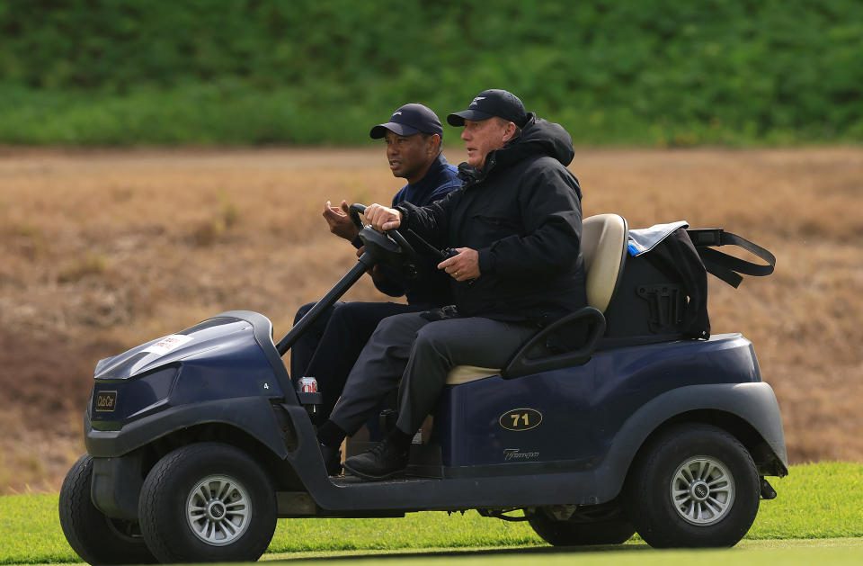 Tiger Woods trok zich vrijdagmiddag terug uit de Genesis Invitational nadat hij zijn drive had geslagen op de zevende hole van de Riviera Country Club.