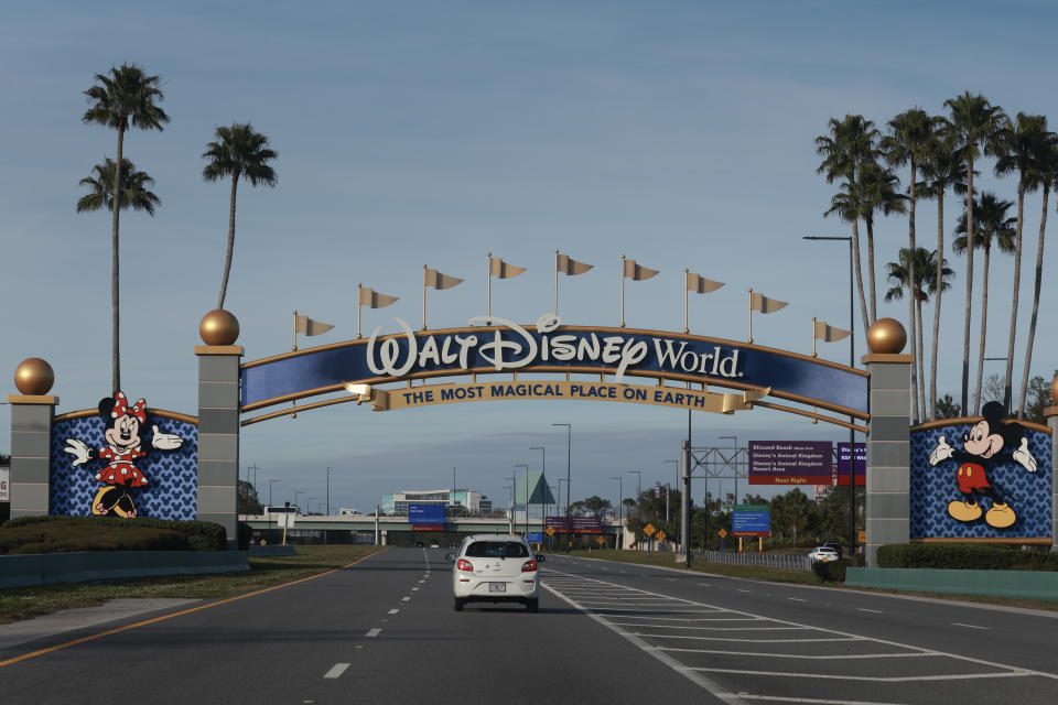 ORLANDO, FL - FEBRUARI 01: Een bord verwelkomt bezoekers bij de ingang van Walt Disney World op 1 februari 2024 in Orlando, Florida.  Een federale rechter heeft een rechtszaak tegen de gouverneur van Florida, Ron DeSantis, afgewezen, waarvan Walt Disney Co. zei dat het in beroep zou gaan tegen het verlies.  De zaak draait om de gouverneur die het beheer van het speciale Disney-gebied overneemt nadat Disney zich verzette tegen de Florida-wetgeving, die critici noemden... 