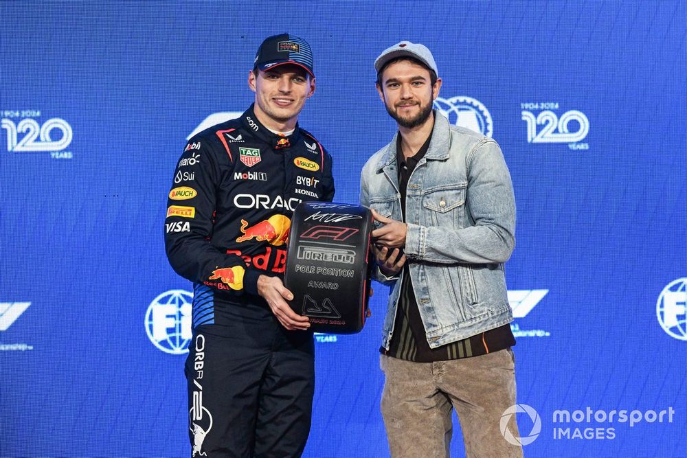 Max Verstappen, Red Bull Racing Team, ontvangt Pirelli's eerste plaats uit handen van DJ Z