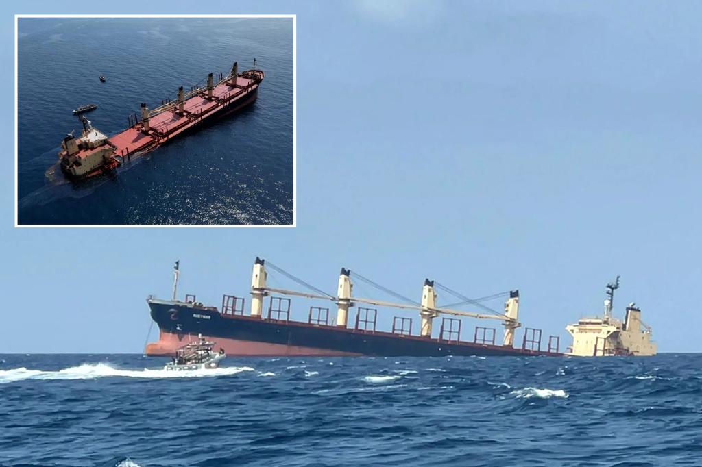 Het door Houthi-rebellen aangevallen vrachtschip Rubimar zinkt in de Rode Zee