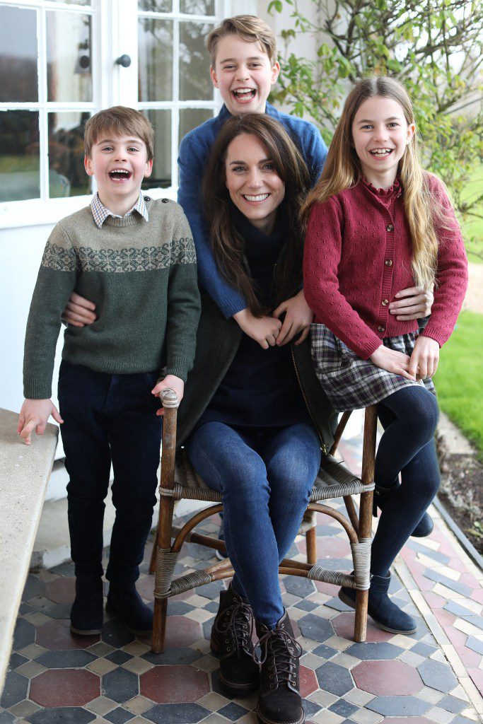 Bewerkte foto van Kate Middleton met kinderen.