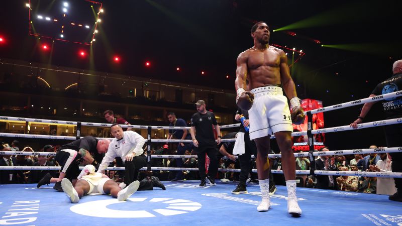 Anthony Joshua vs. Francis Ngannou: De Brit deelt een verwoestende klap uit wanneer hij de UFC-ster op brute wijze knock-out slaat in de tweede ronde