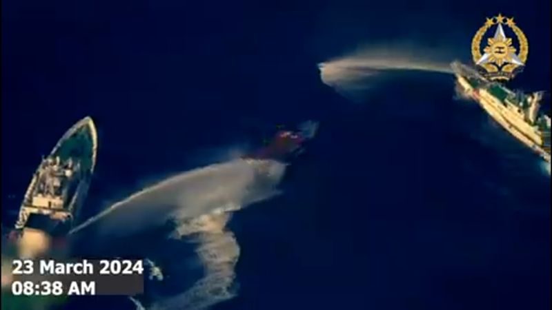 De Chinese kustwacht zet waterkanonnen in op een Filippijns schip, dagen nadat de VS Manilla in de betwiste zee steunen
