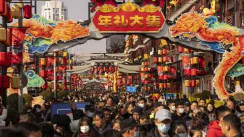 Mensen lopen op de Yuyuan Bazaar in Shanghai.  Om de binnenlandse bestedingen aan te moedigen zal de overheid wellicht een begrotingsstimulans van 2% van het bbp of meer moeten inzetten