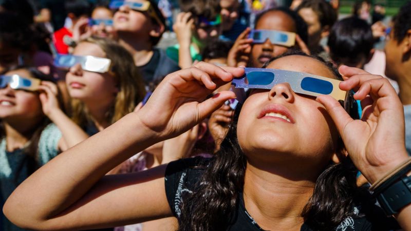Eclipse-kijkbril: hoe u uw ogen beschermt tijdens een totale zonsverduistering