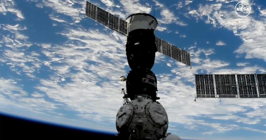 Het Russische Sojoez-ruimtevaartuig vervoert een bemanning van drie personen naar het internationale ruimtestation