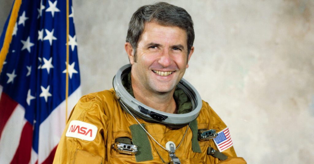 Richard Trulli, 86, sterft;  De shuttle-astronaut die later NASA leidde