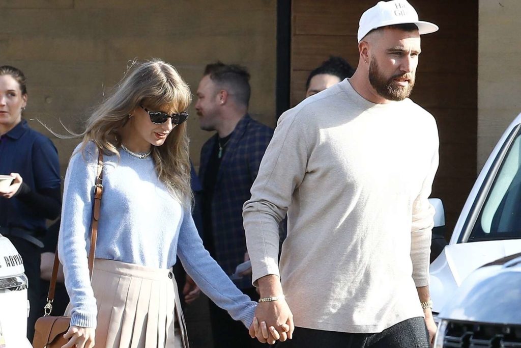 Taylor Swift past de sexy prep-trend toe met een plooirok voor de date van Travis Kelsey