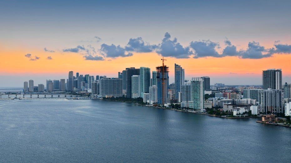 Bekijk de skyline van Miami bij zonsondergang