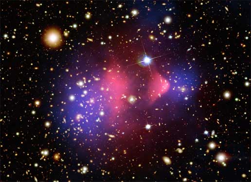 Afbeelding die de verdeling van donkere materie in felroze toont.