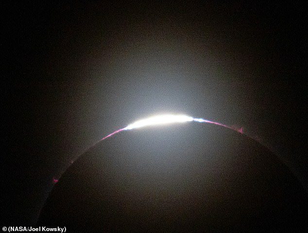Een protuberans verschilt van een zonnevlam doordat vastgezette ringen van plasma, of elektrisch geladen gas, maanden achtereen op het oppervlak van de zon kunnen blijven bestaan.