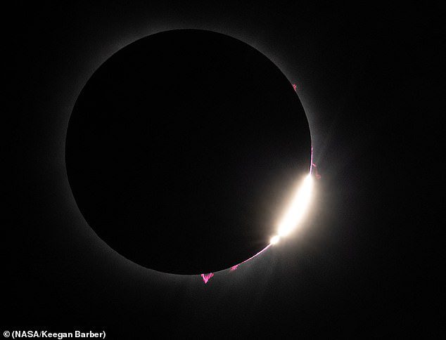 Eén Reddit-poster deed een aantal berekeningen, gebaseerd op de diameter van de zon, en ontdekte dat deze protuberans ongeveer vijf keer zo lang is als de aarde.  En ze zeiden: 