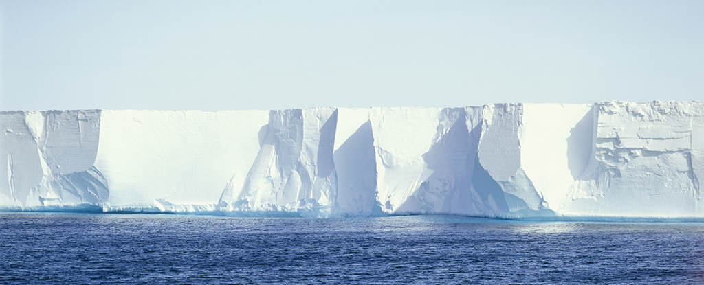 De Antarctische ijsplaat zo groot als Frankrijk springt plotseling een of twee keer per dag omhoog: ScienceAlert