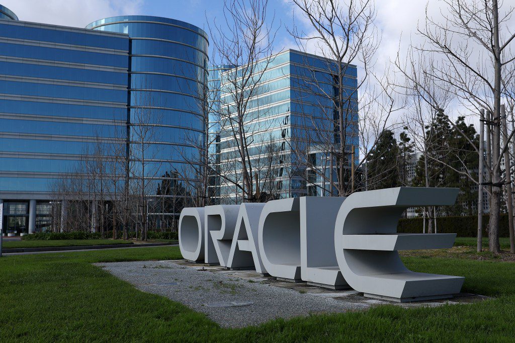 Op 11 maart 2024 is een banner van Oracle te zien buiten het hoofdkantoor van het bedrijf in Redwood Shores, Californië.