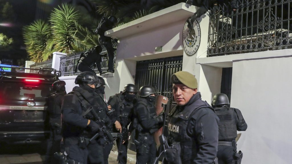 De Mexicaanse president zei dat zijn land de diplomatieke betrekkingen met Ecuador heeft verbroken na de inval op de ambassade