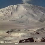 Deze actieve vulkaan op Antarctica spuugt echt goudstof