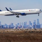Een Boeing-vliegtuig van Delta Air Lines verloor een noodslip in de lucht na het opstijgen vanaf JFK Airport