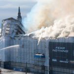 Het oude beursgebouw in Kopenhagen stort gedeeltelijk in door brand