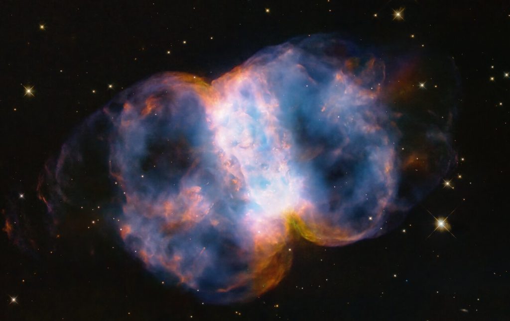 Hubble viert zijn 34e verjaardag met een blik op de Kleine Halternevel