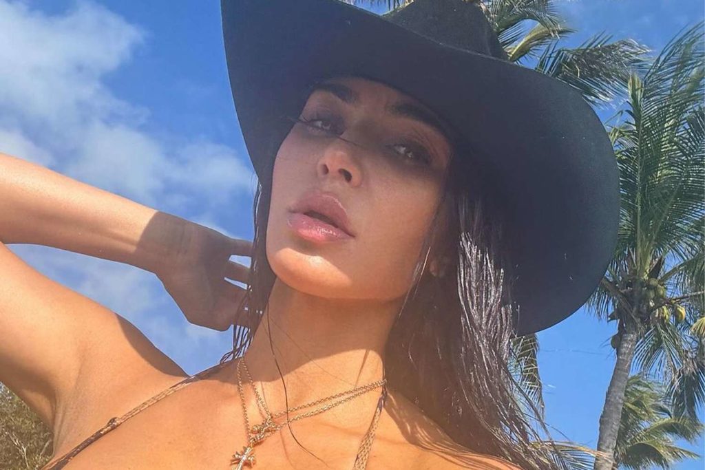 Kim Kardashian wordt cowgirl in haar bikini-look